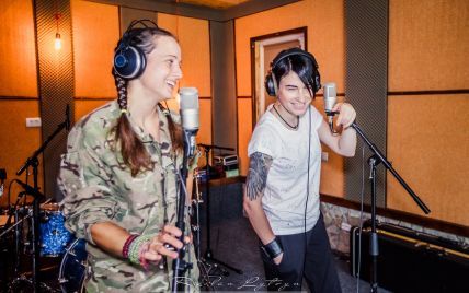 Анастасія Приходько випустила пісню про дівчат у дуеті з військовим парамедиком