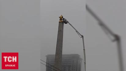 В Киеве демонтируют советскую звезду на обелиске на Галицкой площади
