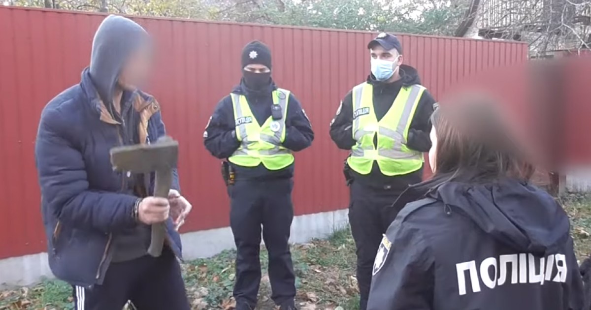 Безжалостно бил топором: под Киевом мужчина пытался убить мать четырех детей (видео)