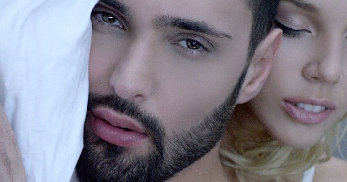 Козловский пошалил с блондинкой в новом клипе