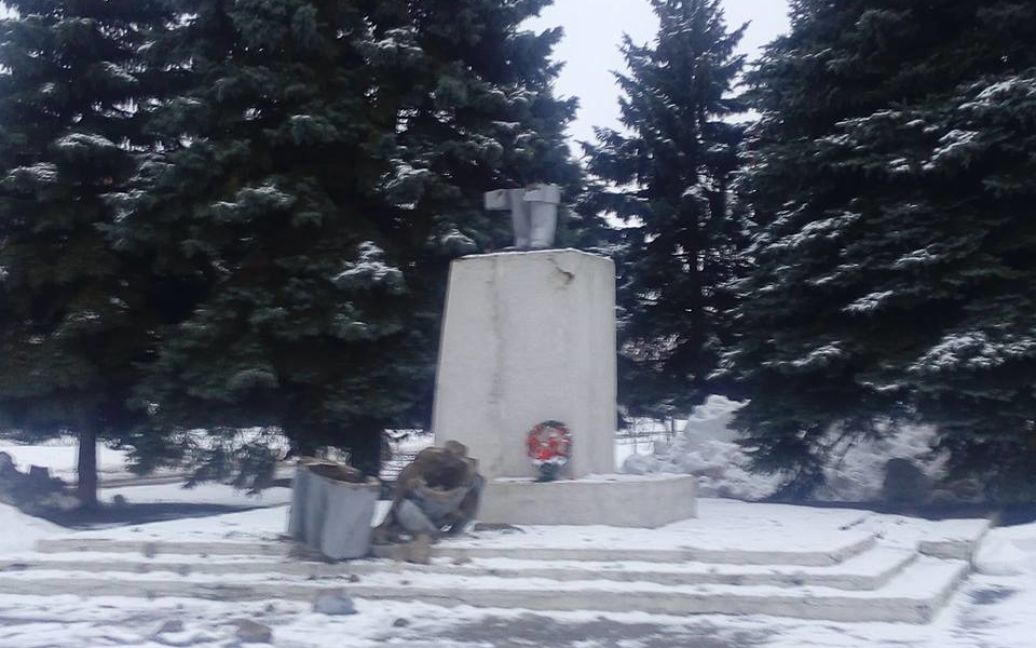В Золочеве повалили памятник Ленину / © Харьковская хунта