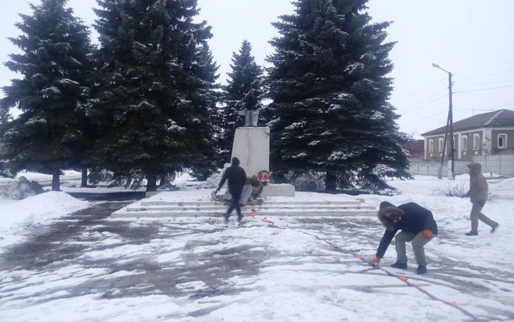 В Золочеве повалили памятник Ленину / © Харьковская хунта