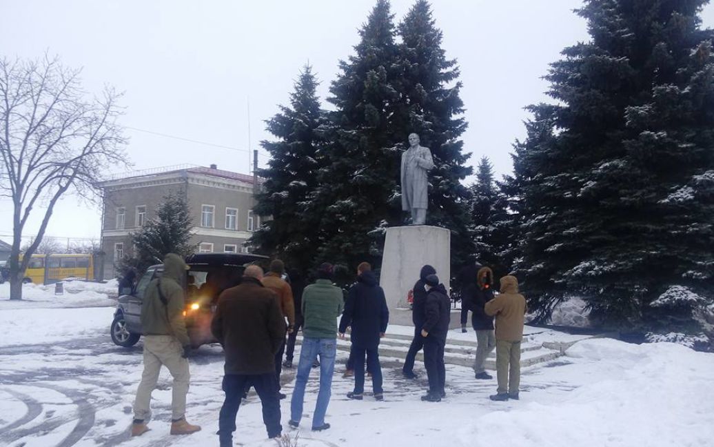 У Золочеві повалили пам&rsquo;ятник Леніну / © Харківська хунта