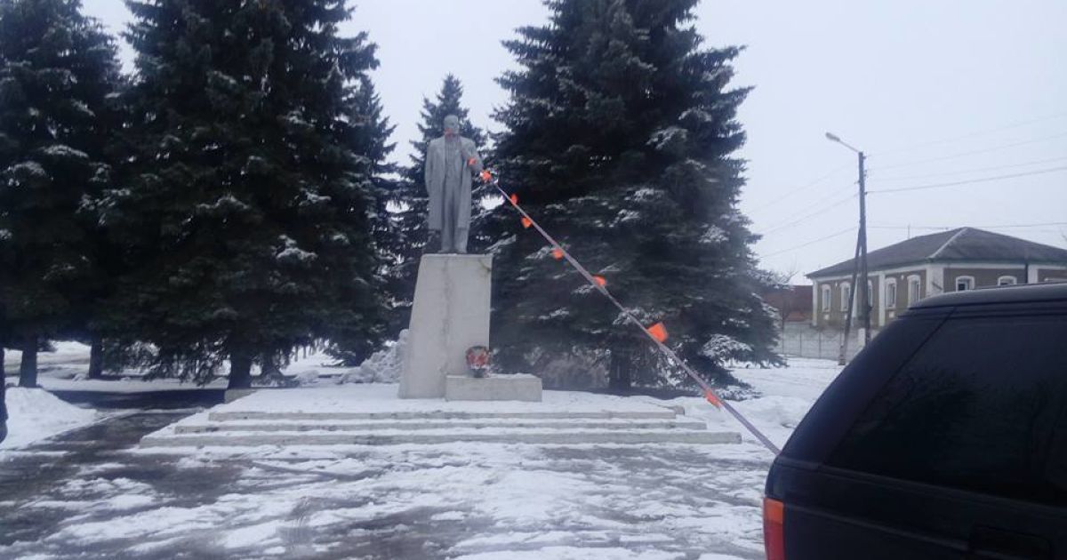 В Золочеве повалили памятник Ленину / © Харьковская хунта