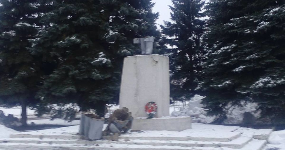 В Золочеве повалили памятник Ленину / © Харьковская хунта