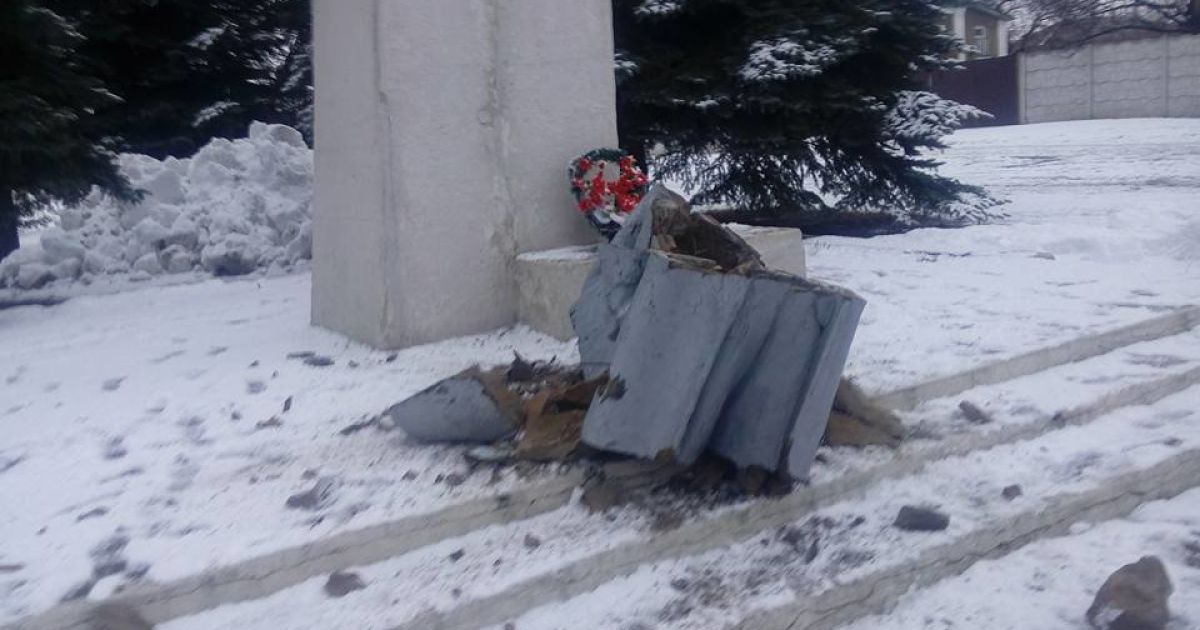 В Золочеве повалили памятник Ленину / © Харьковская хунта