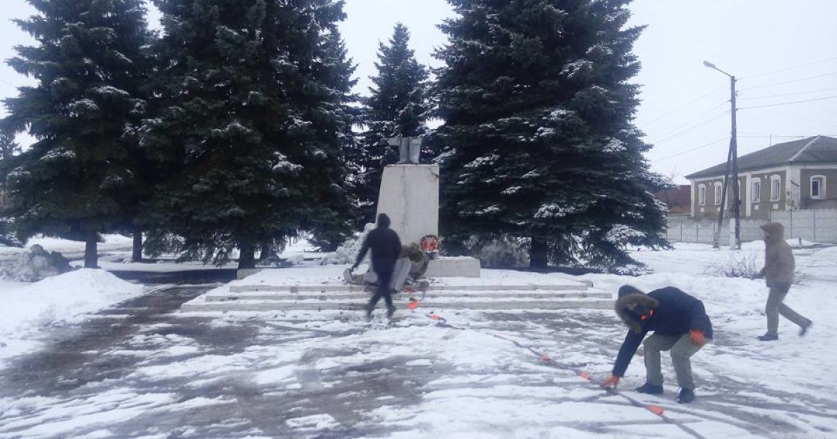 В Золочеве повалили памятник Ленину / © Харьковская хунта