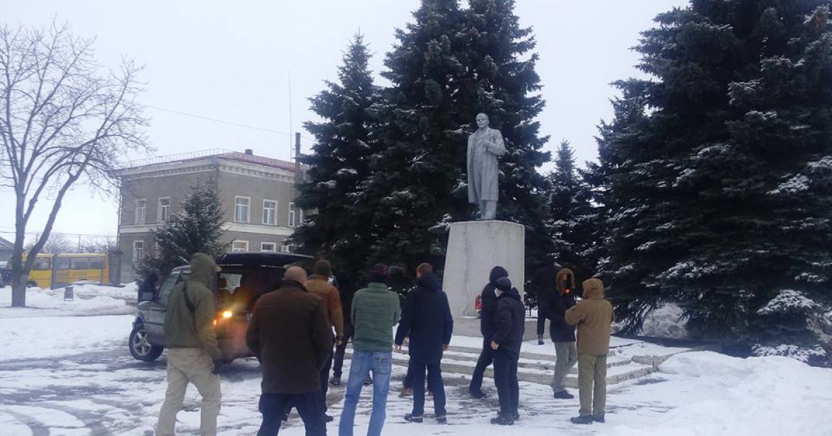 В Золочеве повалили памятник Ленину / © Харьковская хунта