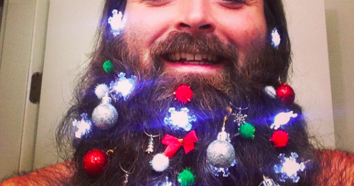Мужчины нацепили на бороду шарики, бантики, омелу и иллюминацию