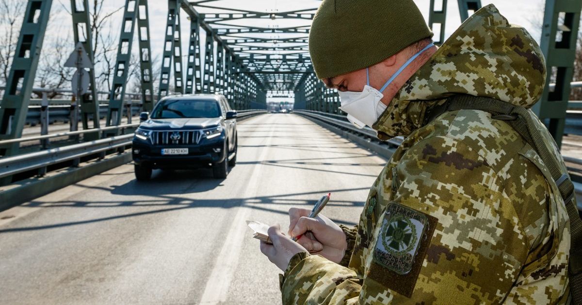 Угорщина дозволила українцям транзит лише через два пункти пропуску