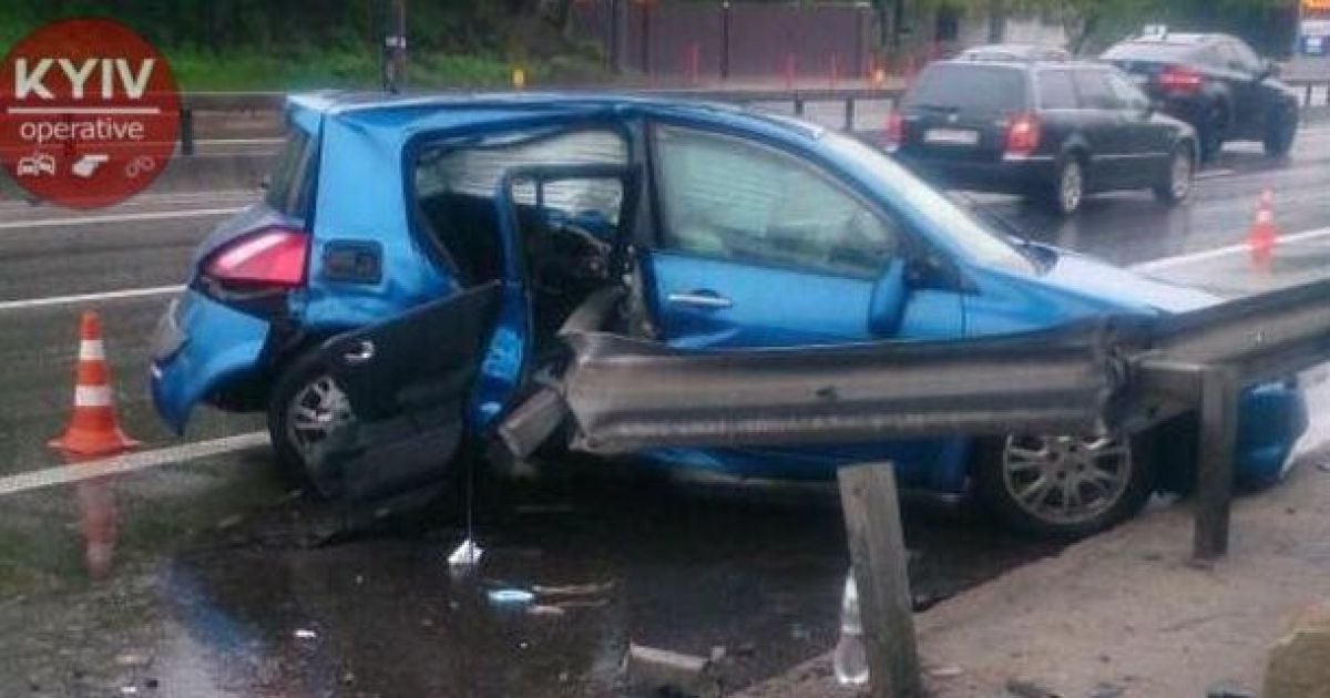 В Киеве от удара в отбойник автомобиль практически разорвало пополам