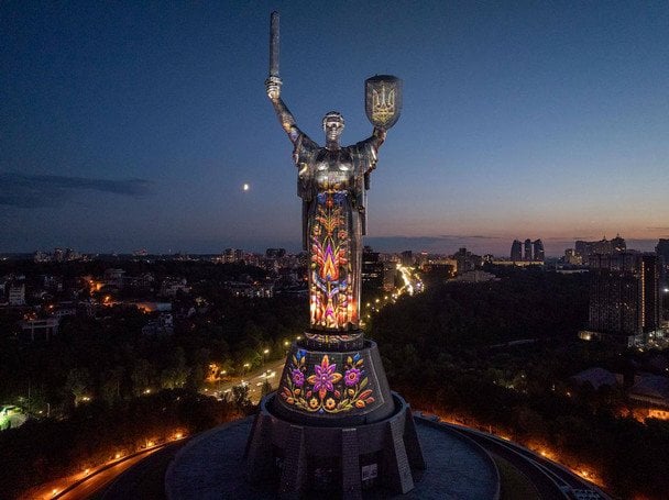 Родину-Мать в Киеве подсветили ко Дню Независимости Украины / © соцмережі