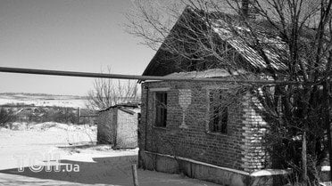 Власник цього будинку на Донеччині має відчуття гумору. Це обійстя сьогодні покинуте. / © Дмитро Мороз/Журналіст "Спецкор"
