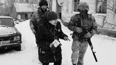 Українські армійці у Травневому, яке нещодавно звільнили від бойовиків. Супроводжують фельшера / © Дмитро Мороз/Журналіст "Спецкор"