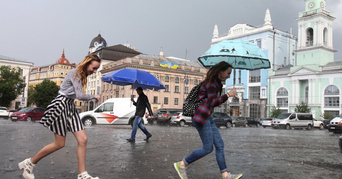 На Київ насувається гроза: водіїв закликали не паркувати авто біля дерев та рекламних щитів