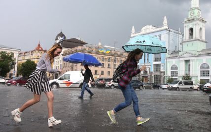 В ближайшие часы в Киевской области ожидаются гроза и сильный ветер