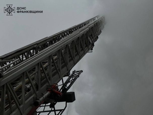 Росіяни атакували об’єкті критичної інфраструктури в Івано-Франківській області. / © УДСНС в Івано-Франківській області