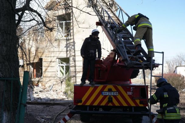 Hacлідки paкeтнoгo yдapy пo Пoкpoвcькy y ніч пpoти 28 лютoгo 2024 / Фoтo: Baдим Філaшкін / © 