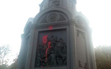 Смыть краску с памятника Владимиру коммунальщикам не удастся