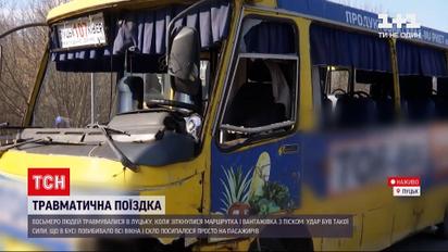 В Луцке столкнулись маршрутка и грузовик с песком