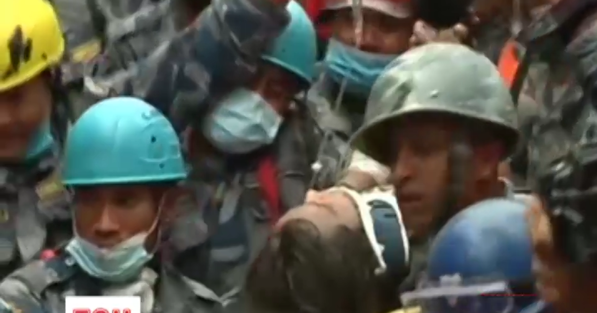 Альпинистов эвакуировали с Эвереста на вертолете