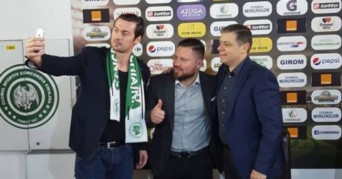 Милевский во время подписания контракта