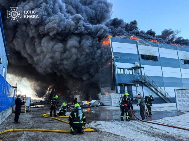 Від ДСНС Києва до гасіння залучена пожежна техніка та особовий склад / © ДСНС