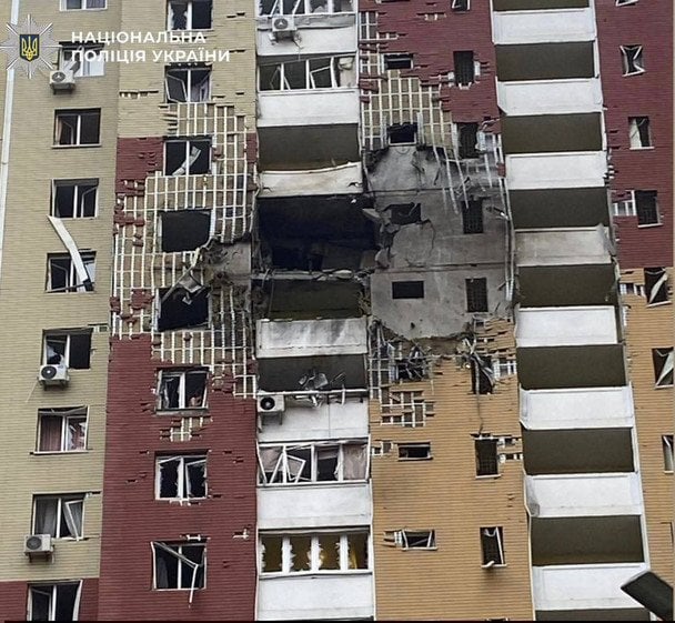 18-поверхівка на Подолі після влучання російського БпЛА / © Національна поліція України
