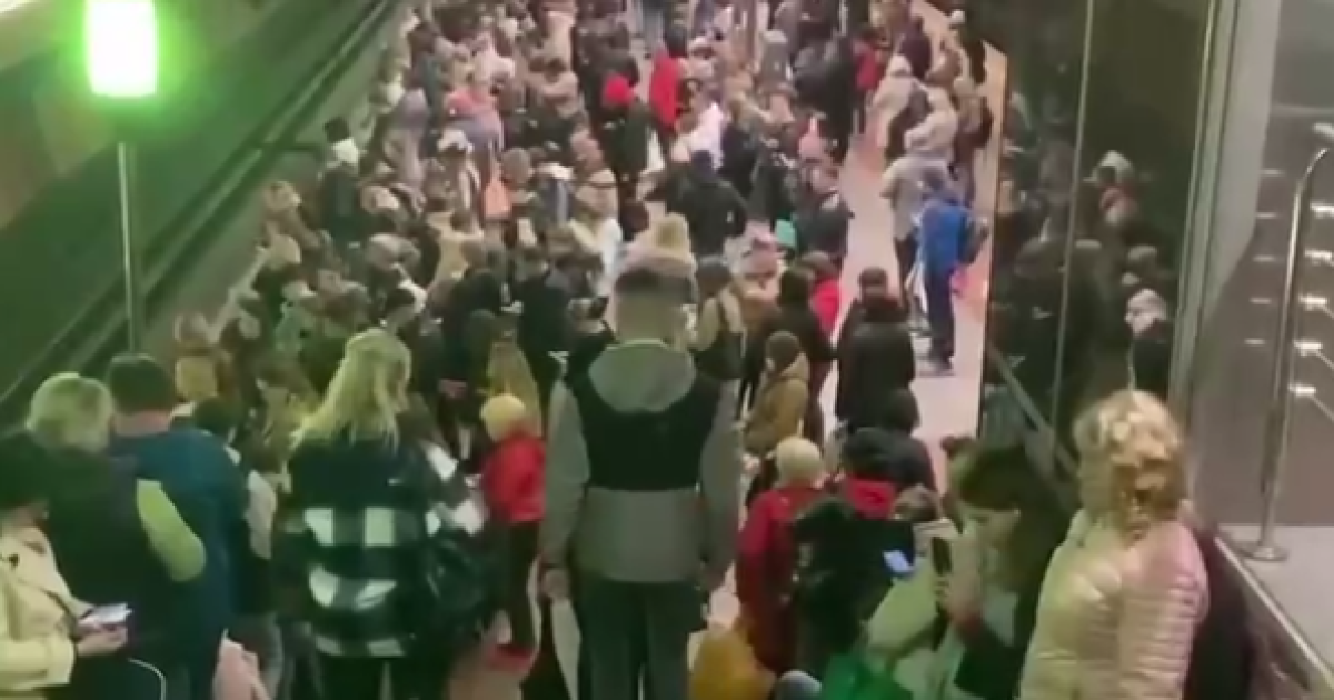 Станція метро під час ракетного удару "Бориспільська" в Києві/ Скриншот із відео