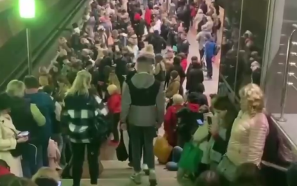 Метро в Киеве полностью остановило движение: станции работают как укрытие