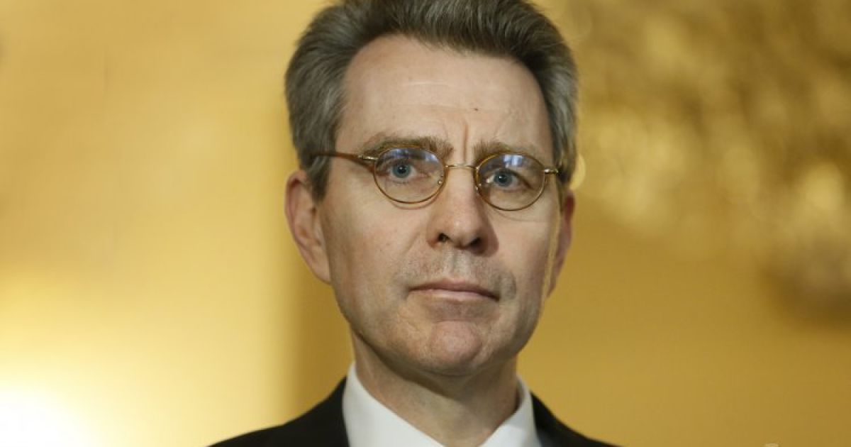 Пайєтт зазначив, що передавачі повинні забезпечити мешканцям Донбасу "доступ до точних, високоякісних новин та інформації".