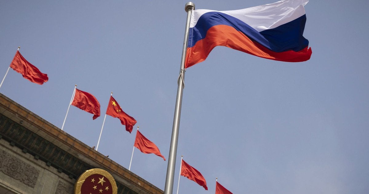 Прапори Росії та Китаю