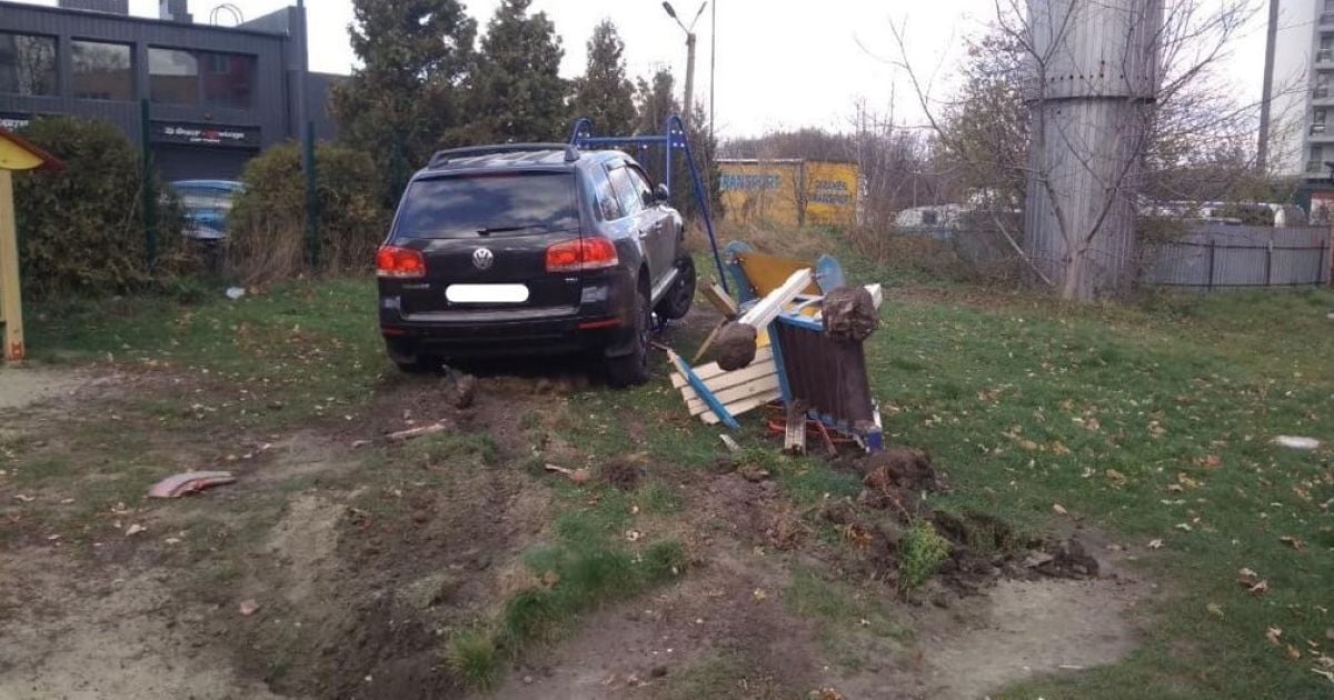 Дтп у львові: п'яний 24-річний поліцейський влетів у дитячий майданчик