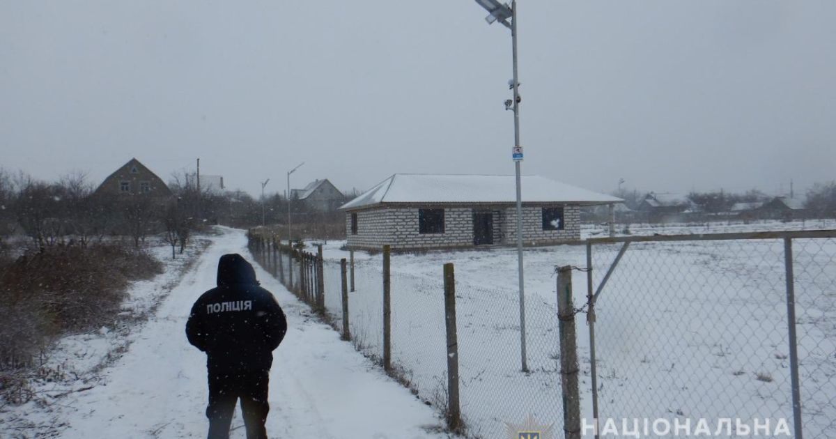 В Одеській області чоловік повісив гранати на електроопори: місцеві налякані (фото)