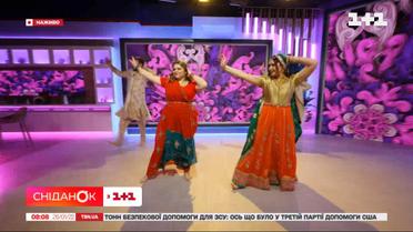 Ведучі "Сніданку з 1+1" виконали танець в індійському стилі