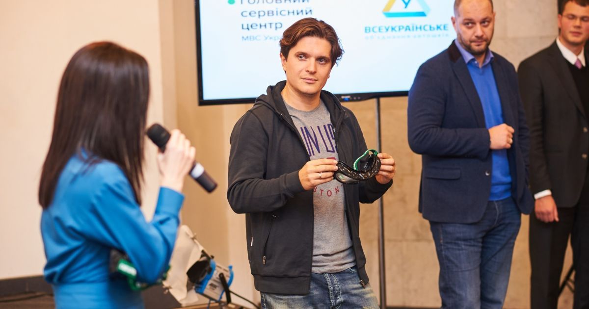 Анатоліч випробував на собі окуляри-імітатори алкогольного сп'яніння за кермом