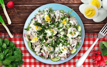 Весняний салат з копченою скумбрією