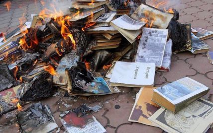 Спалювання українських підручників з історії - це нацизм: посол Британії оприлюднила фото із книжками у багатті