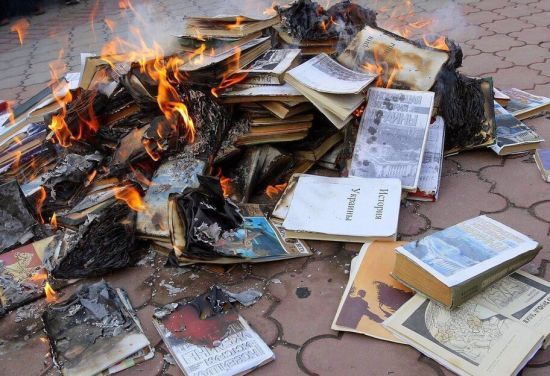 Спалювання українських підручників з історії - це нацизм: посол Британії оприлюднила фото із книжками у багатті