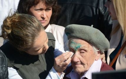 Пробили новое дно. Российские СМИ "похоронили" 91-летнего ветерана, которую облили зеленкой в Славянске