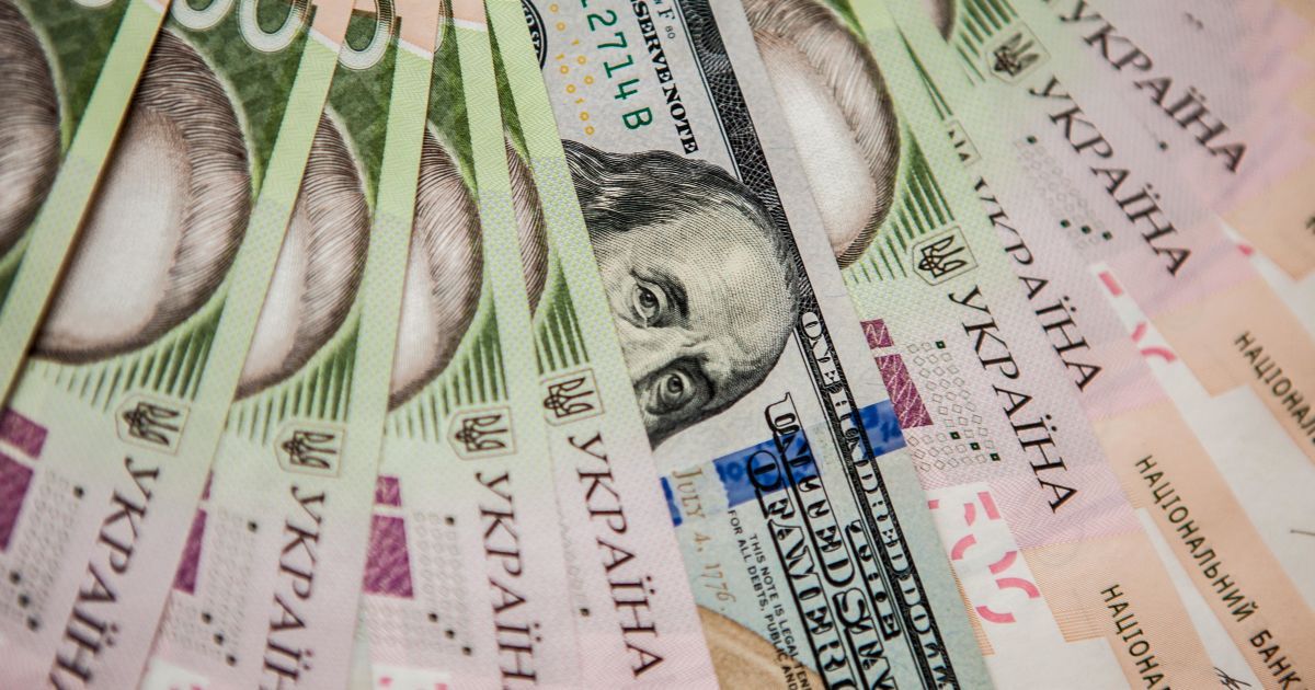 Заробітчани активно переказують гроші до України