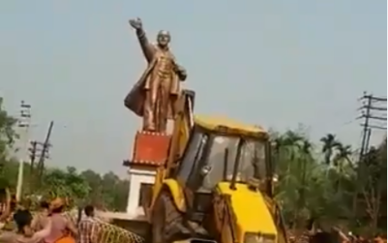Ленинопад в Индии. В одном из штатов снесли памятник "вождю" и поиграли его головой в футбол