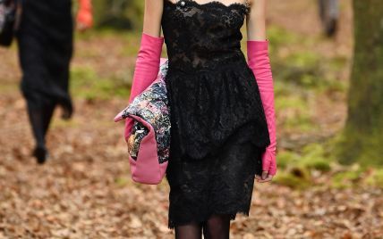  В кружевном платья и ярких перчатках: Кайя Гербер продефилировала на шоу Chanel