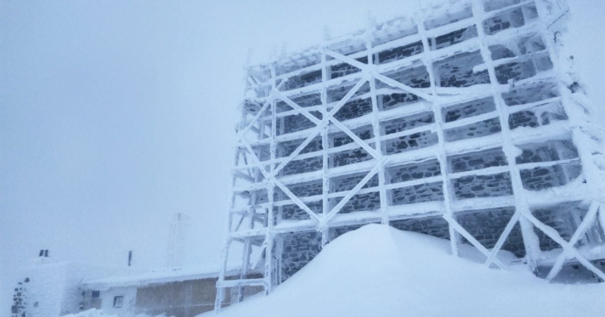 Станцію рятувальників на горі Піп Іван Чорногірський замітає снігом