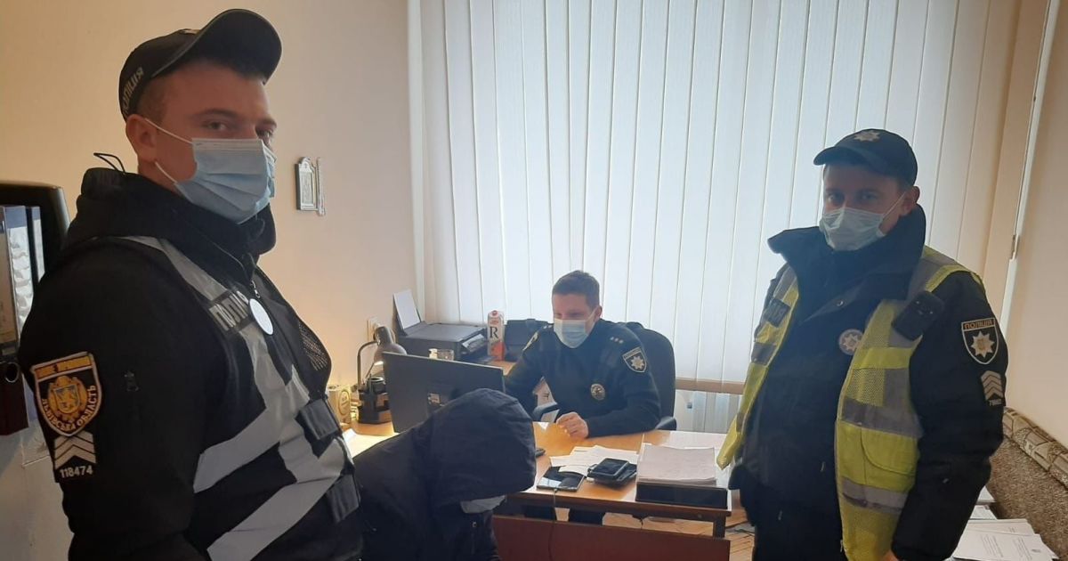 У Львівській області чоловік з ножем напав на поліцейських