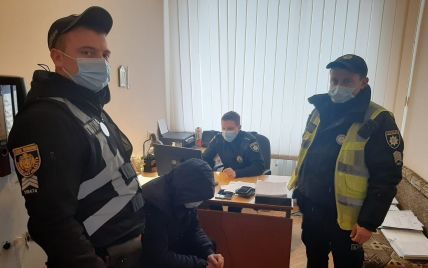 Во Львовской области мужчина с ножом напал на полицейских