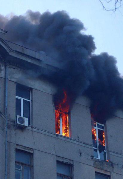 Пожежа в одеському коледжі: одна з постраждалих померла, четверо людей не виходять на зв’язок