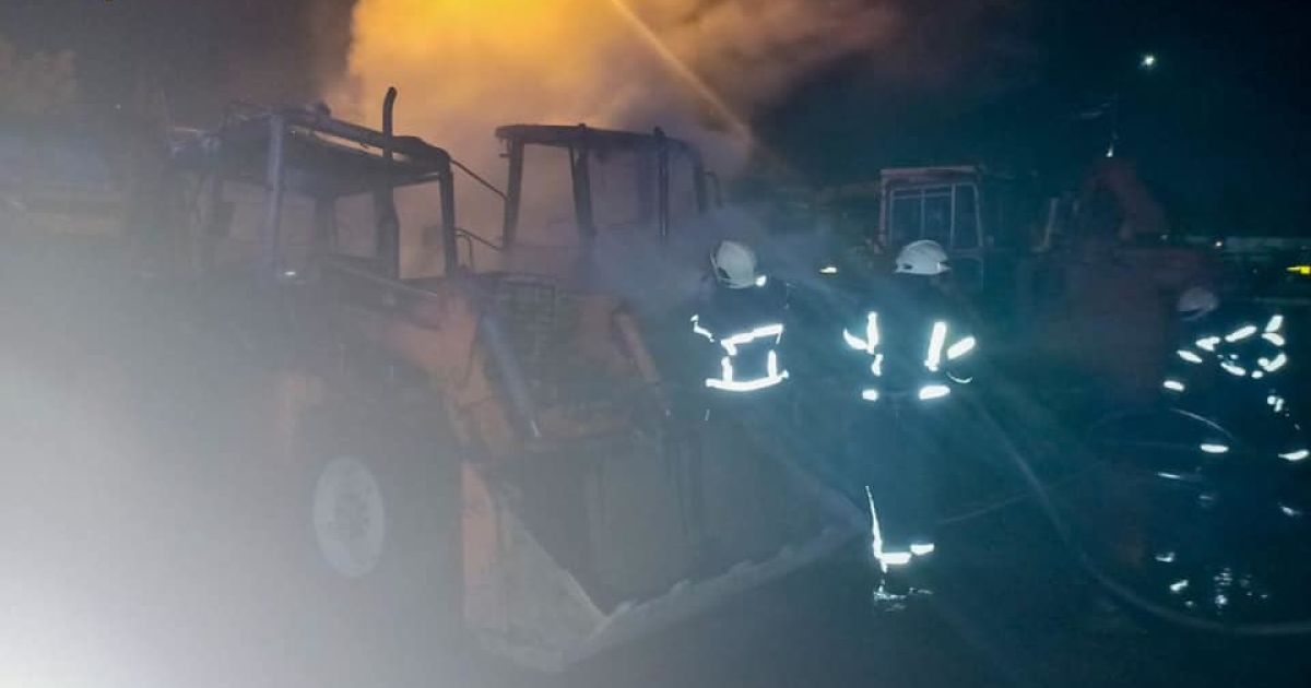 Пожежа на підприємстві у Києві: вщент згоріли три екскаватори