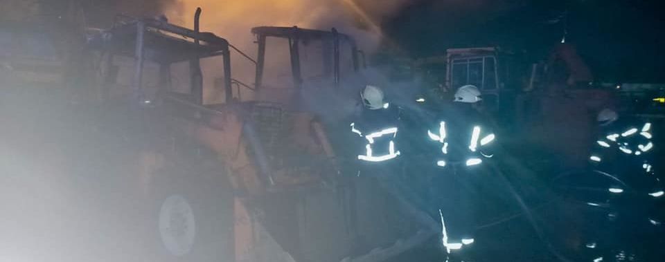 Пожежа на підприємстві у Києві: вщент згоріли три екскаватори