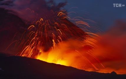 В Италии снова проснулся вулкан Этна: в небо поднимались огромные столбы дыма и пепла